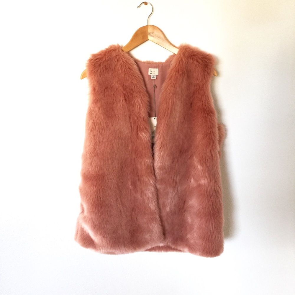 🌵 A.N.D. Pink blush fuzzy vest - Picture 1 of 4